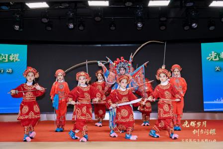 粤韵润银龄！向西小学粤剧社携《白龙关》致敬深圳拓荒牛