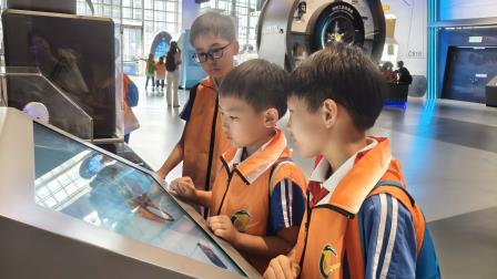 探索科技奥秘，点亮科学梦想  ——深圳市翠竹外国语实验学校持续开展“每周半天计划”科技主题系列校外实践课