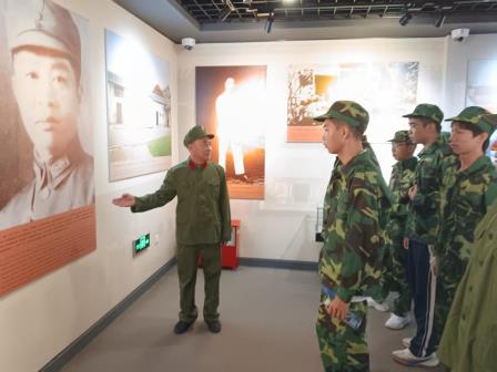 “爱我国防”|我校高一学生参加区“高中生国防教育”训练营