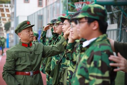 “爱我国防”|我校高一学生参加区“高中生国防教育”训练营