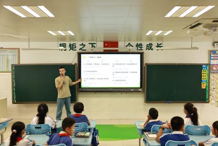 安全护航成长路，文明交往伴我行 ——翠北实验小学第8周主题班会