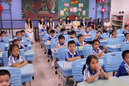绘本润童心，书香溢校园 ——深圳市向西小学举办“家长绘本进课堂”活动 