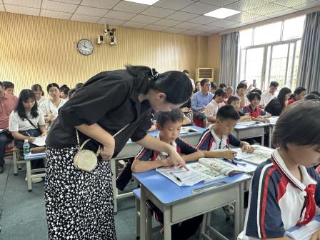 深肇教育共研，同课异构出彩 ——深圳市翠北实验小学与怀集县冷坑镇中心小学开展英语联合教研活动
