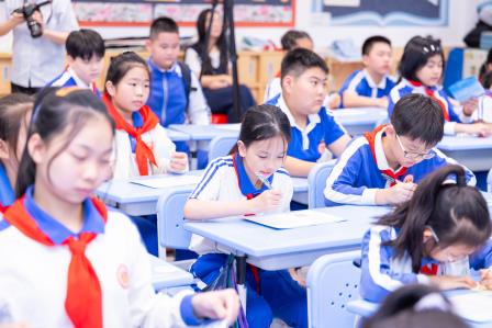 慈善课堂进东晓   大爱罗湖润童心——“慈善第一课”校园宣讲活动走进东晓小学