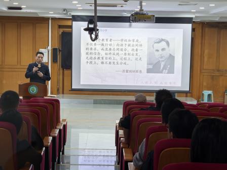 家校携手，共育未来——洪湖小学家长会勾勒“荷美共育”新画卷