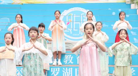 重阳敬长辈 美德永传承 ——湖贝小学开展升旗仪式德育课程展示活动​