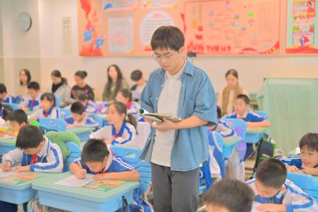 智融AI启新程，研思共进促提升 ——罗湖区教科院“百人听千课”活动走进翠北实验小学