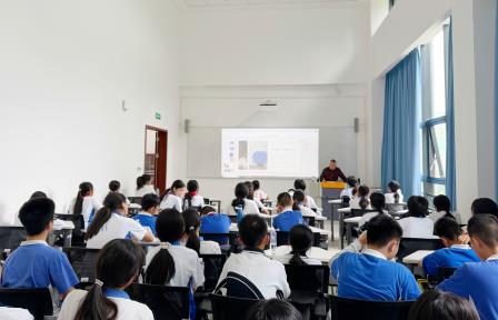 叩响未来之门 ：深北莫附属布心中学学子大学研学行