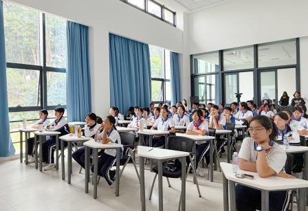 叩响未来之门 ：深北莫附属布心中学学子大学研学行