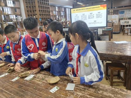 “闻香识草，情暖重阳” ——深圳市锦田教育集团锦田小学顺利开展重阳节主题实践活动