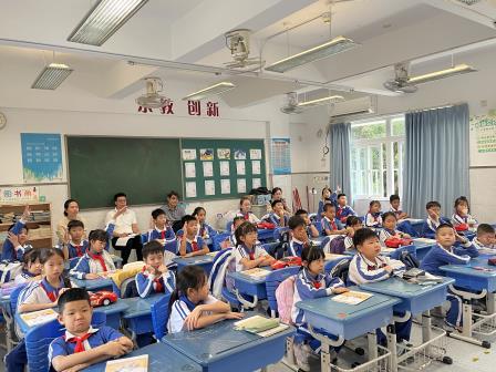 AI赋能添活力，教研引领向新质 ——罗湖区教科院“百人听千课”活动走进梧桐小学