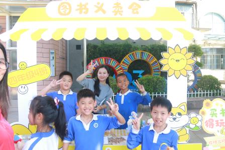 书香传爱递温暖，童心义举汇百色——罗芳小学举办阅读节活动之图书义卖