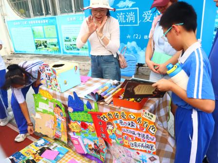 书香传爱递温暖，童心义举汇百色——罗芳小学举办阅读节活动之图书义卖