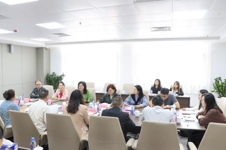AI赋能新质课堂 教研引领教师成长 ——罗湖区“百人听千课”团队走进深圳市泰宁小学