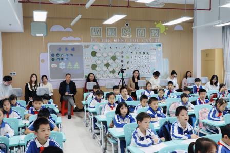 AI赋能新质课堂 教研引领教师成长 ——罗湖区“百人听千课”团队走进深圳市泰宁小学