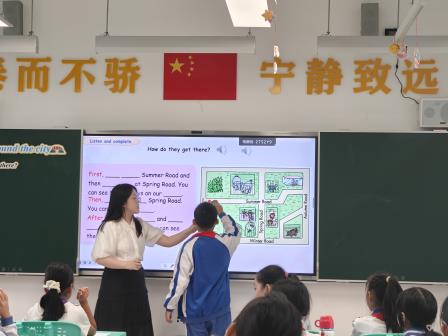 AI赋能新质课堂 教研引领教师成长 ——罗湖区“百人听千课”团队走进深圳市泰宁小学