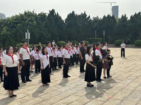 缅怀先烈，传承精神——翠竹外国语实验学校“每周半天计划”红色引领主题系列活动拉开帷幕