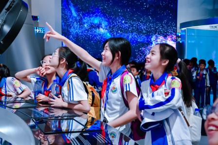 畅游魔法世界，探索科技奥秘 ——深圳市东昌小学开展2025年秋季社会实践活动