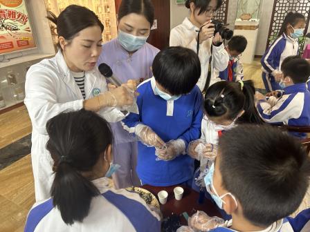 探寻中医魅力  守护青春明眸 ——向西小学“每周半天计划”走进国贸名中医馆