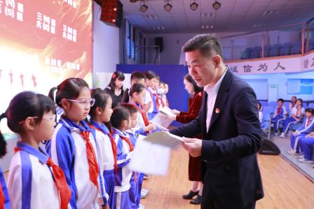 深圳市仙桐实验小学举行“敬少年”颁奖仪式暨第一期家长学校摄影培训