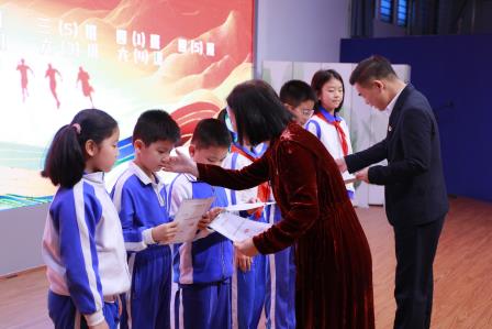 深圳市仙桐实验小学举行“敬少年”颁奖仪式暨第一期家长学校摄影培训