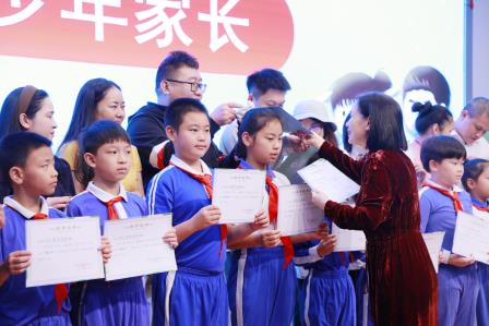 深圳市仙桐实验小学举行“敬少年”颁奖仪式暨第一期家长学校摄影培训