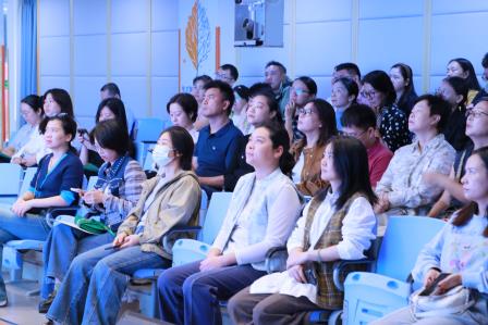 深圳市仙桐实验小学举行“敬少年”颁奖仪式暨第一期家长学校摄影培训