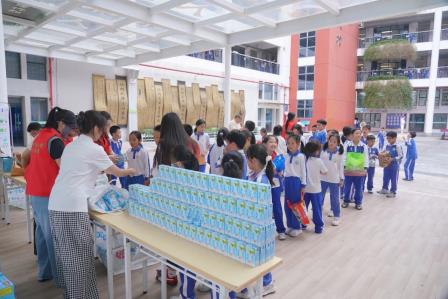 “盒”你一起，换享美好！——深圳市仙桐实验小学开展校园奶盒回收换享活动