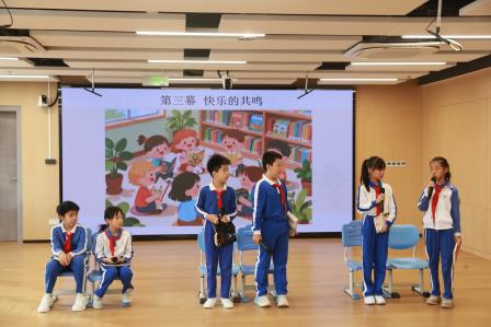 AI时代爱阅读  快乐成长享书香 ——布心小学举行国学经典诵读主题升旗仪式