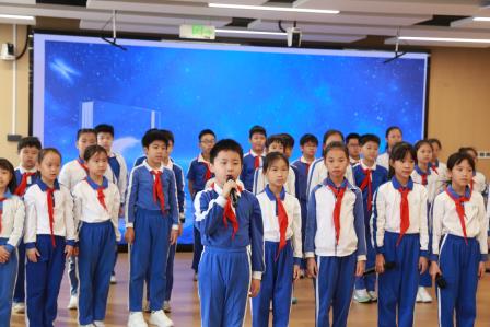 AI时代爱阅读  快乐成长享书香 ——布心小学举行国学经典诵读主题升旗仪式