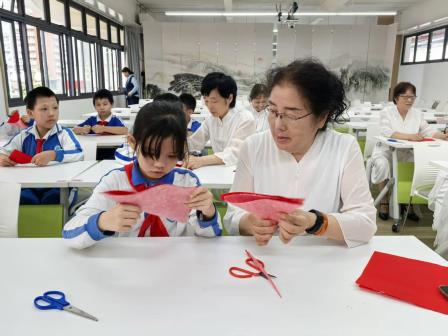 非遗剪纸润童心，老少同堂颂传承 ——湖贝小学开展“非遗剪纸进校园”活动