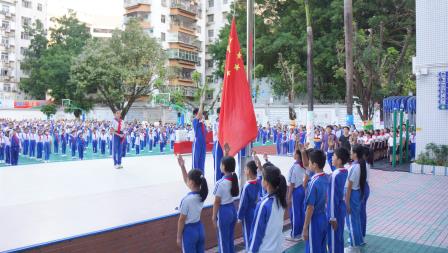 深圳市南湖小学举行升旗仪式暨科学副校长聘任仪式