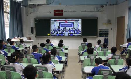 共探科技魅力，点燃科创梦想 ——南湖小学“校长课堂”引领学生走进AI世界