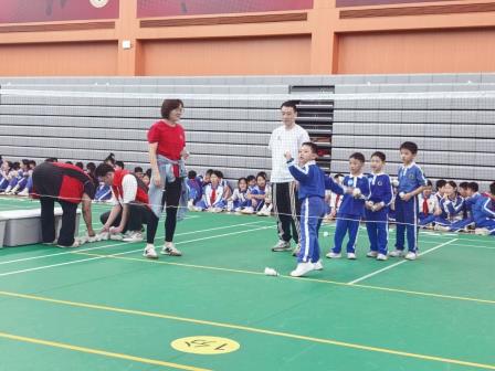 燃情十五运·羽动少年时——深圳市怡景小学举行2025年“校长杯”羽毛球联赛暨“艺”享十五运跨学科主题学习活动