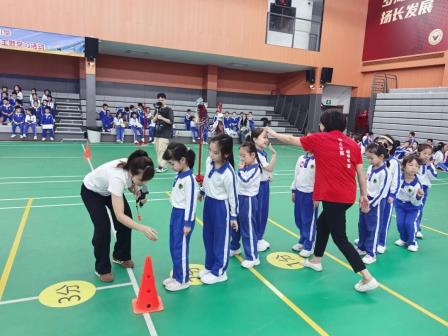 燃情十五运·羽动少年时——深圳市怡景小学举行2025年“校长杯”羽毛球联赛暨“艺”享十五运跨学科主题学习活动