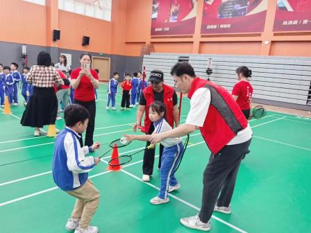 燃情十五运·羽动少年时——深圳市怡景小学举行2025年“校长杯”羽毛球联赛暨“艺”享十五运跨学科主题学习活动