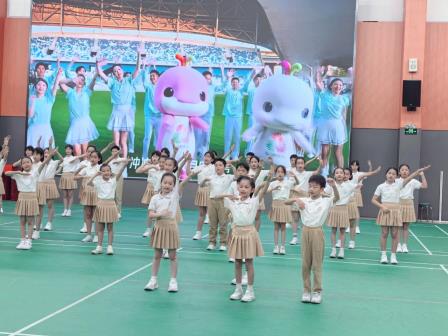 燃情十五运·羽动少年时——深圳市怡景小学举行2025年“校长杯”羽毛球联赛暨“艺”享十五运跨学科主题学习活动