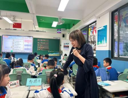 松影摇书径智润童年 泉声入课堂新滋童心--深圳市松泉实验学校小学部举行“百人听千课”教学研讨活动