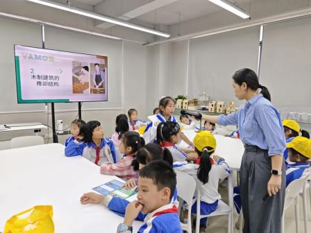 走出教室，走进天地：新秀小学进行社会实践美育课堂