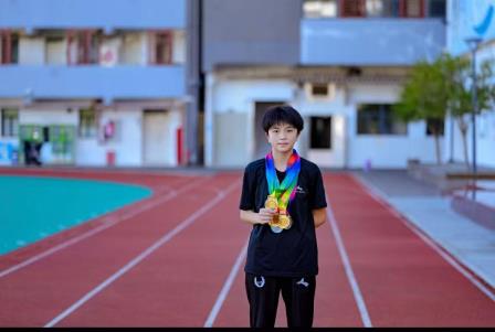 翠北实验小学飞人闪耀鹏城！ 翁贝贝同学勇夺市中小学田径比赛百米、两百米双料冠军