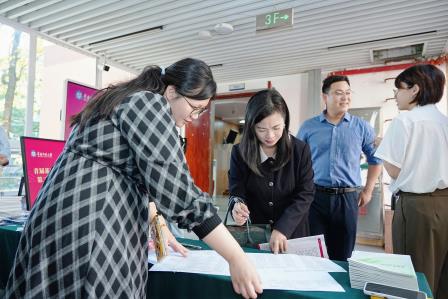 南湖小学高红妹校长受邀亮相华师论坛  分享AI时代教育“变与不变”的智慧