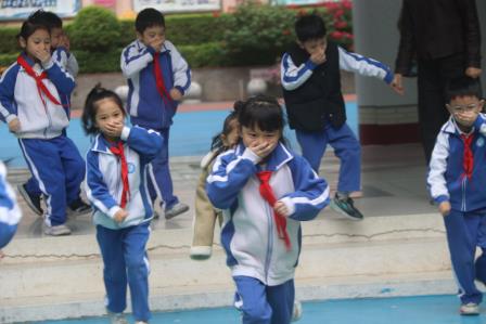 全民消防守安全 应急演练筑防线——深圳市人民小学开展消防应急疏散演练