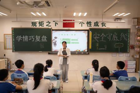 赛场扬风采 学情巧复盘 安全守底线 ——翠北实验小学第12周主题班会