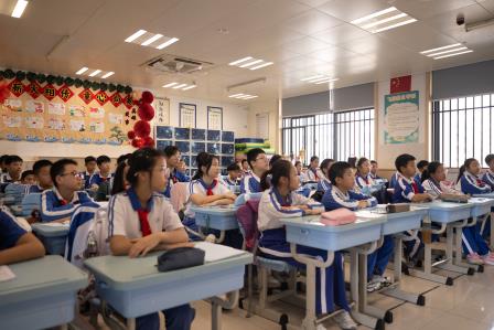 赛场扬风采 学情巧复盘 安全守底线 ——翠北实验小学第12周主题班会