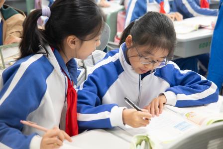 深耕新质课堂，赋能育人提质 —— 罗湖区中小学“百人听千课” 视导行动走进翠竹外国语实验学校