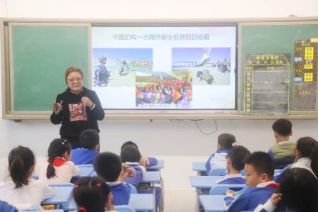 漫话家国事   滋养赤子心——东晓小学携手罗湖区关工委举办“漫话爱国”主题讲座