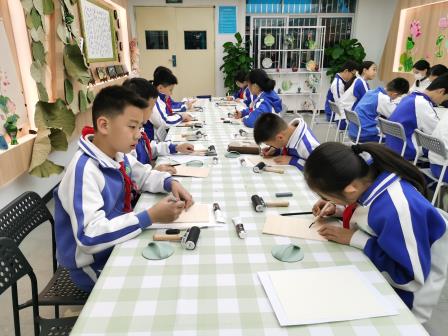 刀刻红色印记，笔传爱国薪火 —— 深圳市洪湖小学“艺术家进校园”木刻版画主题教育圆满落幕