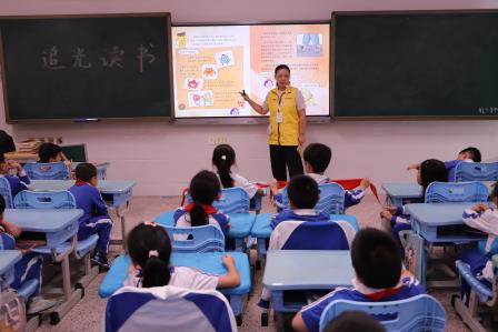 奇趣绘本起航书海，书香满园悦享童年 ——向西小学举行二年级“奇妙的绘本世界”主题阅读活动