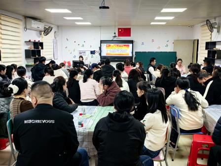 景园实验小学召开“让我们与孩子同行”主题家长会