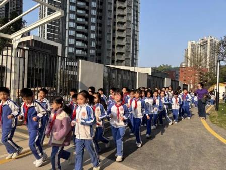 东晓小学优秀毕业生林健豪勇夺全运会男子200米亚军